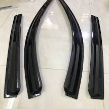 Vè che mưa nhựa đen Captiva