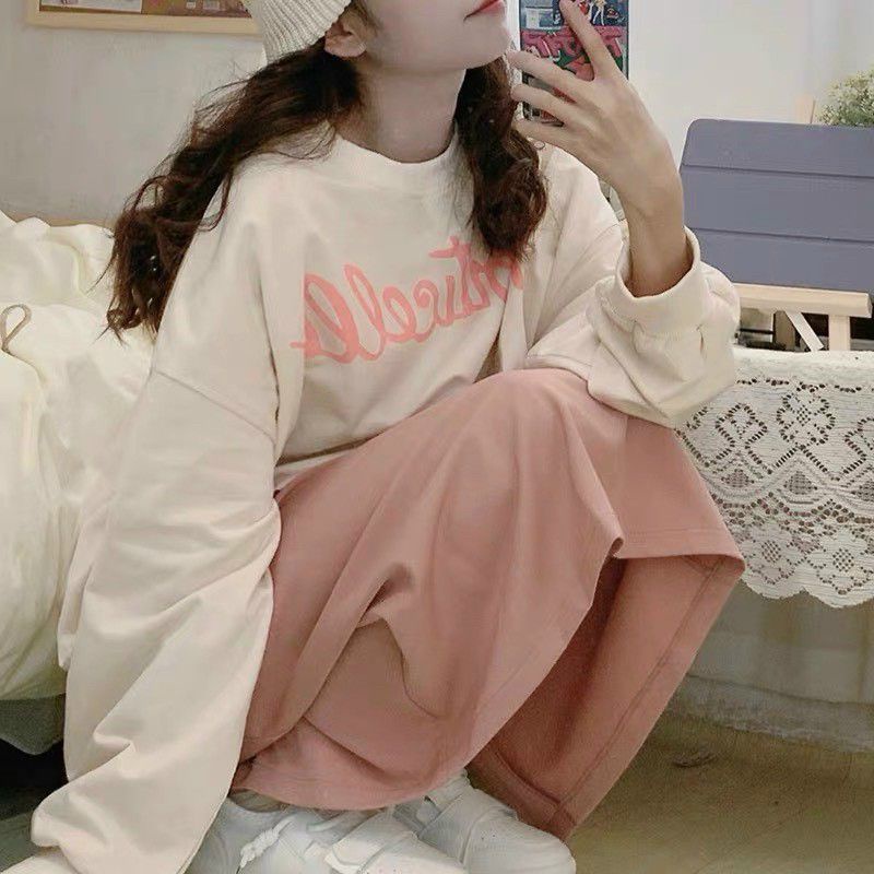 Set áo nỉ kem tay dài kèm chân váy midi hồng có hình thật trải sàn | BigBuy360 - bigbuy360.vn