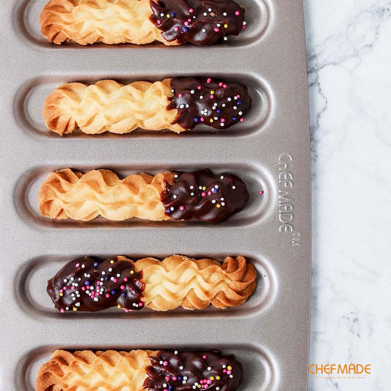 Khuôn bánh quy CHEF MADE WK9172 hình thanh dài chống dính