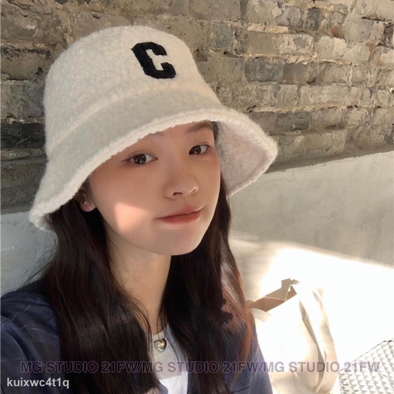 Mũ lông cừu thêu chữ “C“ đơn giản