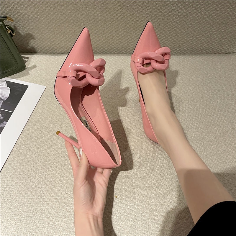 Giày cao gót da bóng mũi nhọn phối dây xích màu hồng nhạt phong cách châu âu thời trang 2022 cho nữ