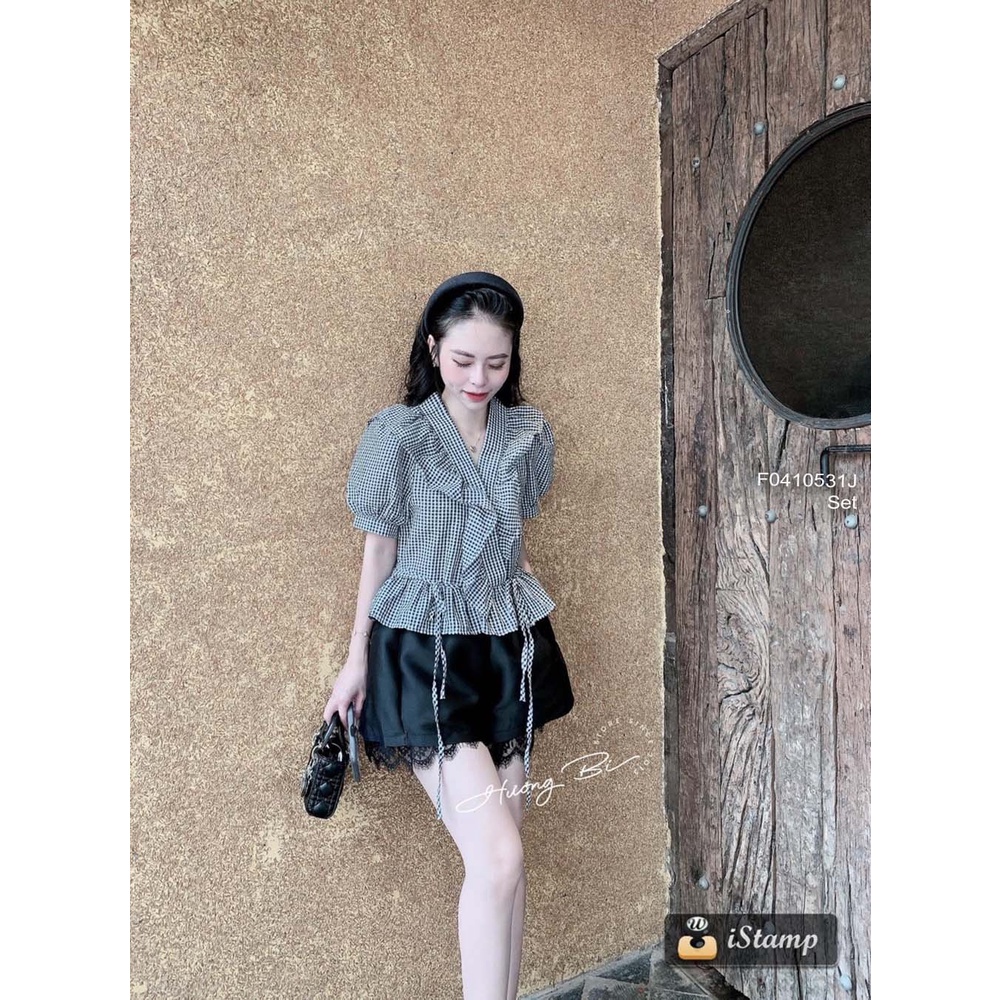 Set áo caro tay ngắn cổ tim phối viền bèo kèm quần short tacta lai phối viền rên đen!