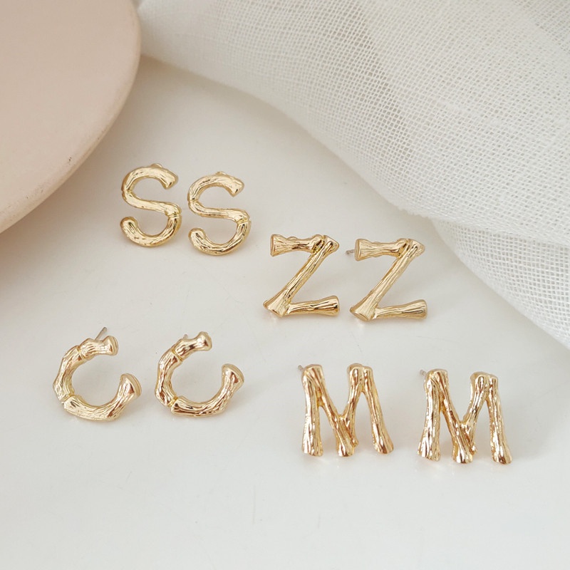 Hoa tai chữ cái hợp kim phong cách Âu Mỹ