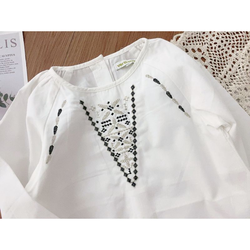 Áo bé gái trắng kiểu tay dài thêu