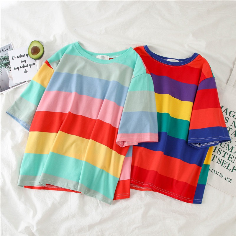 Áo thun tay ngắn cổ tròn hoạ tiết kẻ sọc cầu vồng cho nữ