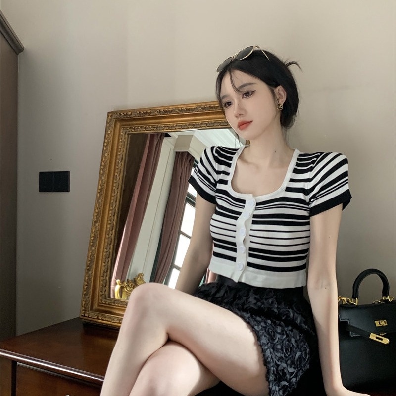 【ZHELIHANGFEI】Áo Thun Cardigan Dệt Kim Tay Ngắn Cổ Vuông Lưng Cao Kẻ Sọc Cá Tính