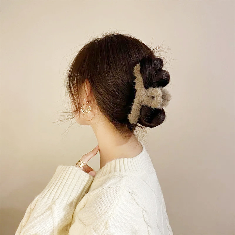 Kẹp tóc phối lông phong cách thời trang retro xinh xắn dành cho phái đẹp
