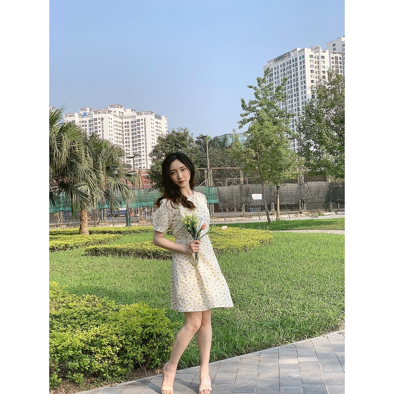 Váy cổ yếm xếp li tay bồng điều chỉnh được dây buộc mặc được 2 kiểu có lớp lót màu trắng kem và hoa nhí nữ tính đi biển