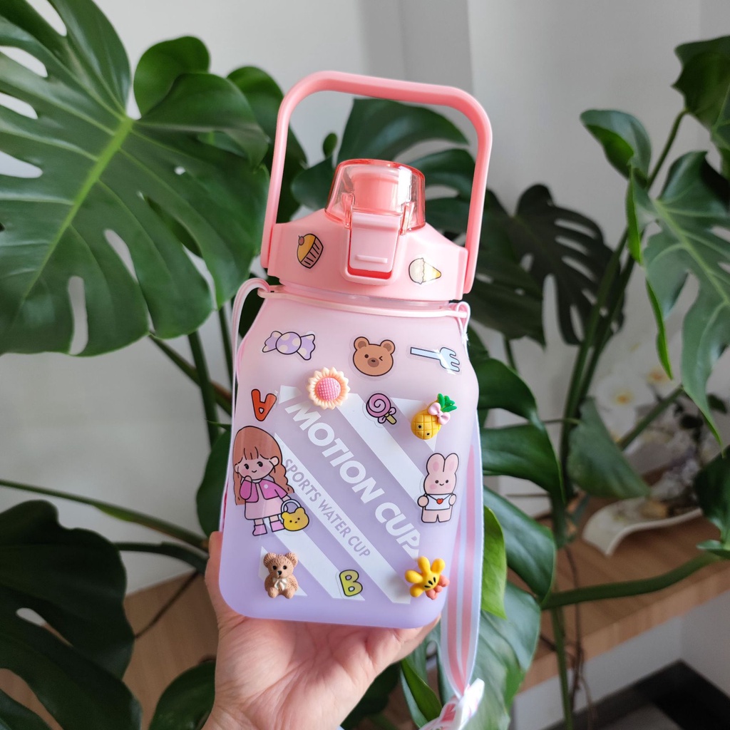 Bình nước chia vạch 1500ml vuông, kèm stick và dây đeo cho bé