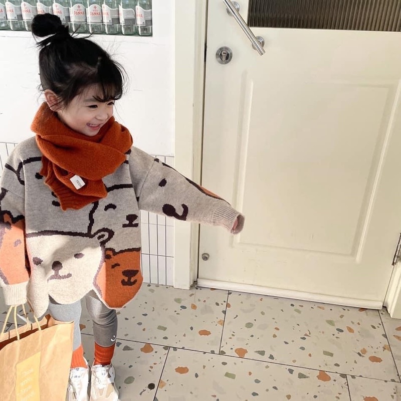 Set áo len gấu kèm khăn hàng QCCC cho bé gái