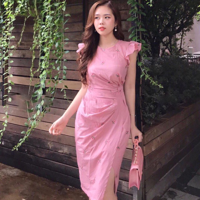 Đầm body vải xô thêu hoa xoắn eo