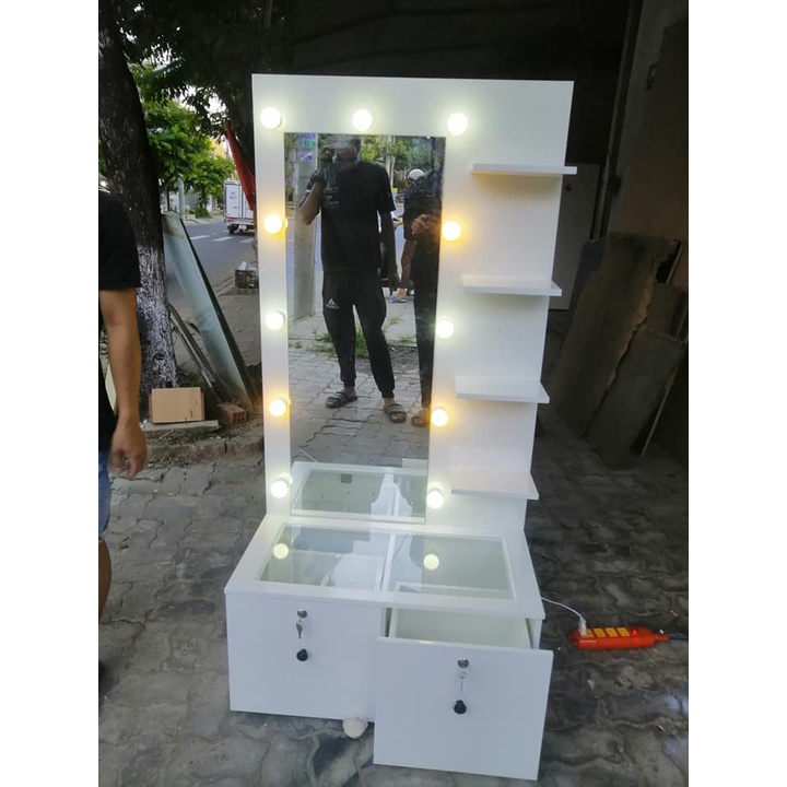 Bàn trang điểm bệt gương led