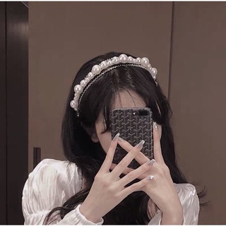 Bờm tóc cô dâu thiết kế ngọc tinh tế, sang trọng.