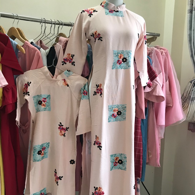 Set áo dài truyền thống hoa thêu mẹ và bé kèm quần lụa