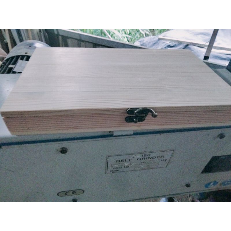 Hộp gỗ dài 34cm rộng 21cm cao 4.5 cm.