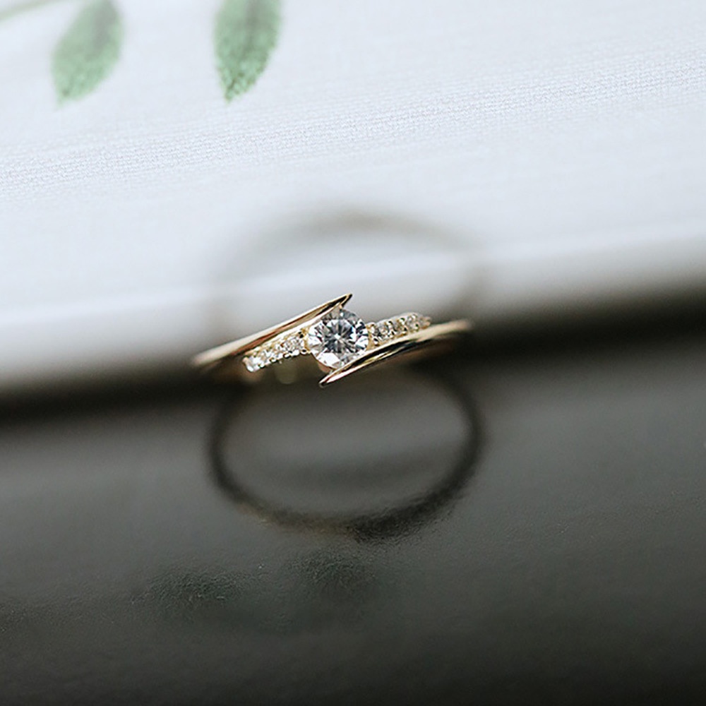 Nhẫn Đính Hôn Bằng Thép Titan Mạ Vàng Đính Đá Zircon Thời Trang Dành Cho Nữ