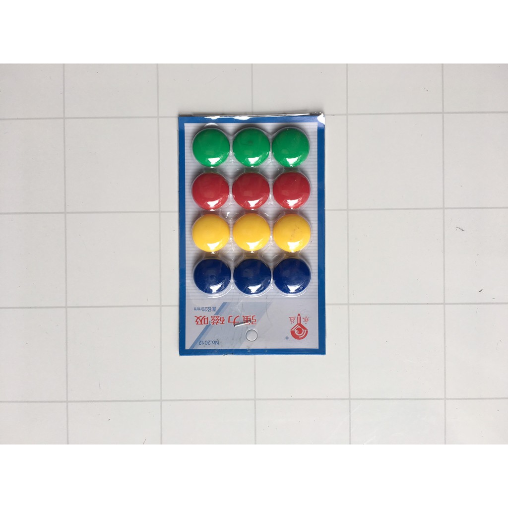 Vỉ nam châm hít bảng 12 viên nam châm D20, lực hút tốt.