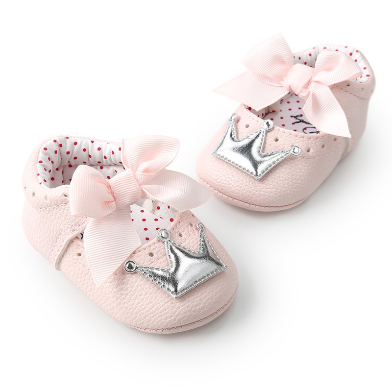 Đôi giày bít mũi phối hình vương miện đáng yêu cho bé gái