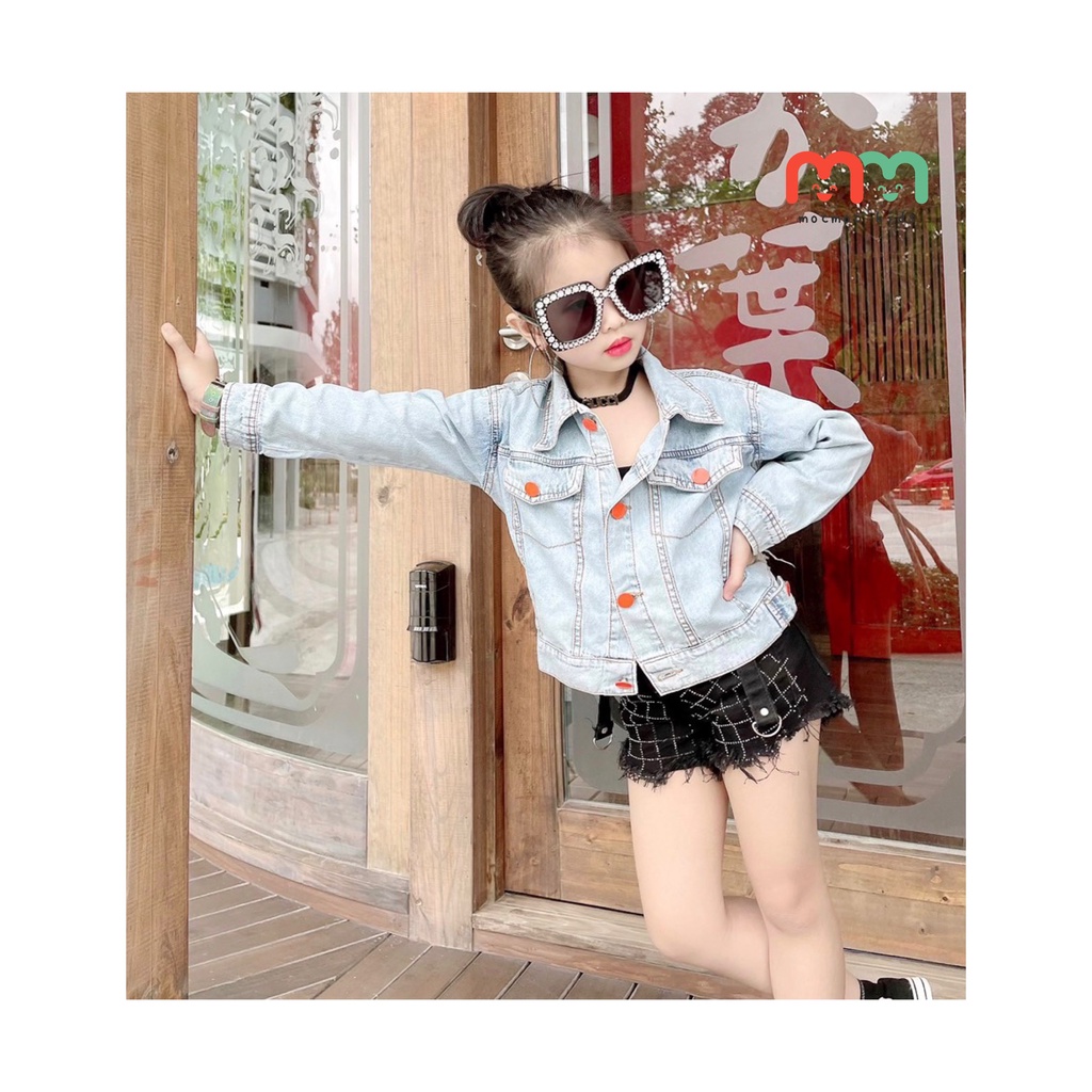 Áo khoác jeans bé gái cá tính, chất jeans mềm form chuẩn đẹp, nút in màu nổi bật cho bé 24kg đến 38kg