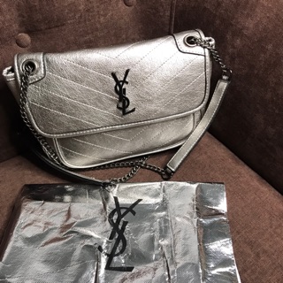Túi ysl size 30 về hai màu bạc/đen. Hàng đẹp long lanh chuẩn logo