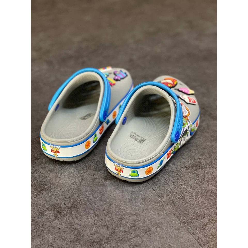 Giày Dép Trẻ Em Cross Band Toy Story 4 Clog Chính hãng Size 24 Đến 35 - Tặng 6 Jibbizt - Sấu Vui Vẻ