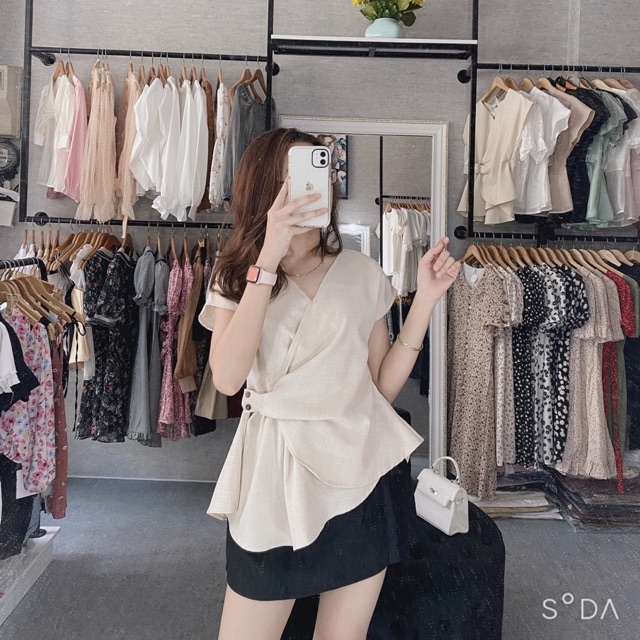 Áo vạt chéo cúc dừa hông