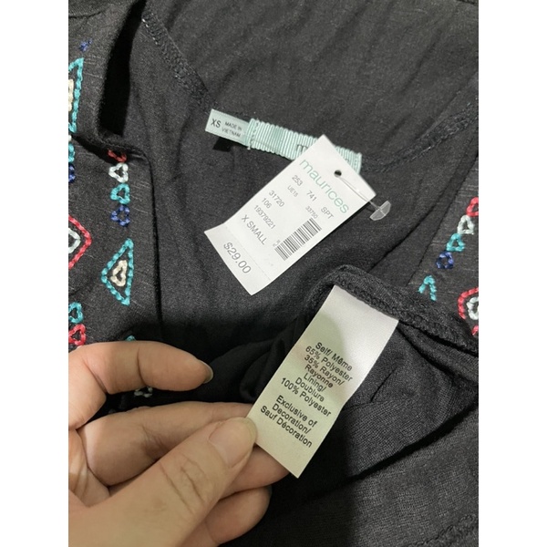 Áo Thun Cổ V Thêu XK