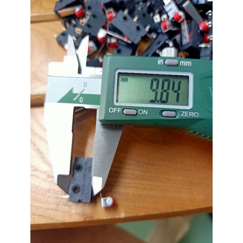 2 chiếc công tắc hành trình loại nhỏ 10T85