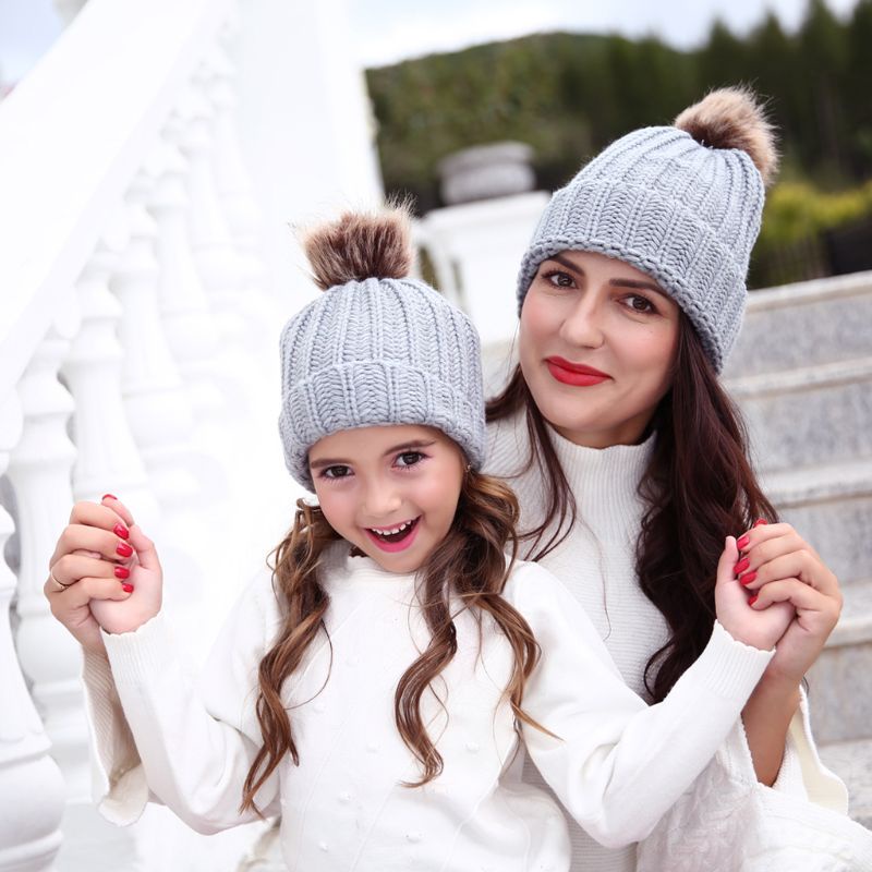 Mũ beanie Trùm Đầu Giữ Ấm Mùa Đông Phối Cục Bông Dễ Thương Dành Cho Mẹ Và Bé