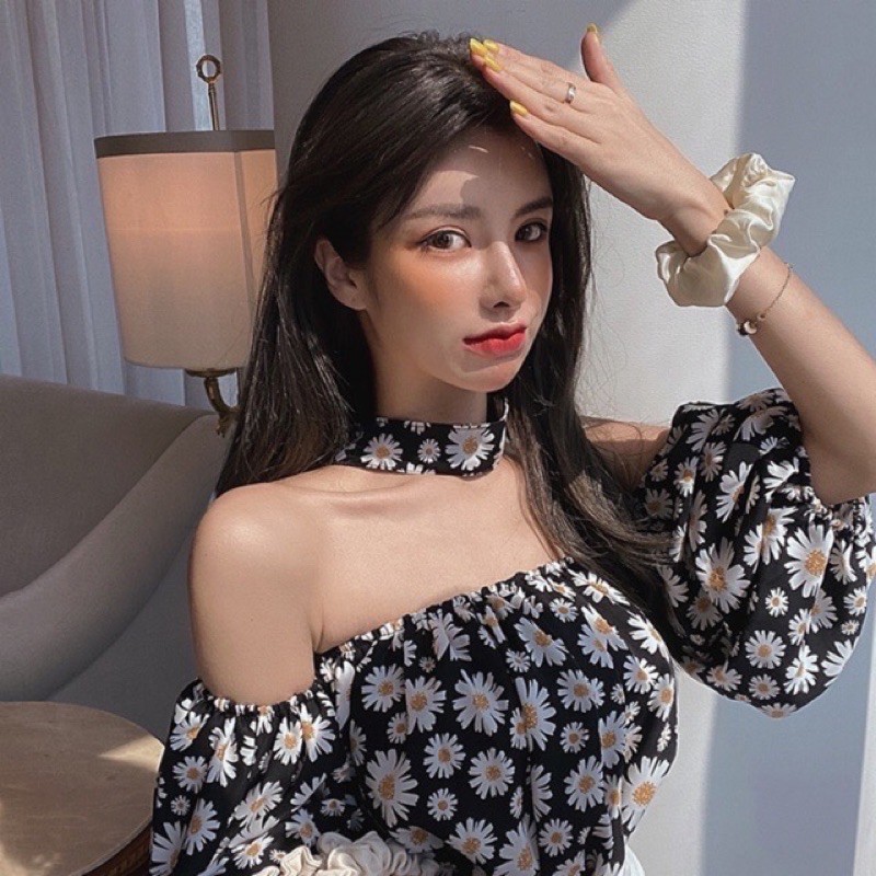 Áo croptop trễ vai cúc hoa mi
