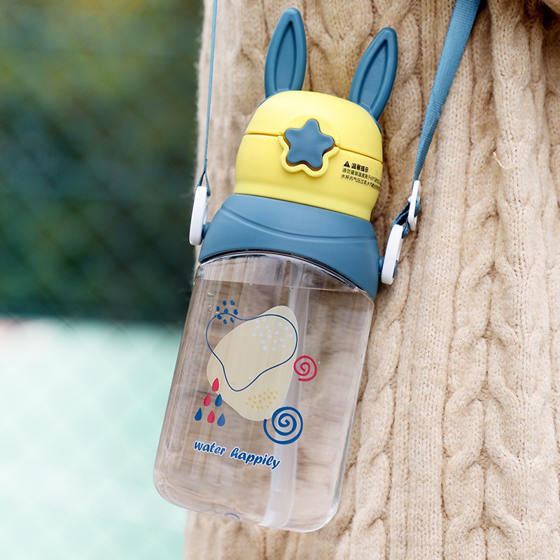 (có hình thật) Z0870 Bình nước PP tai thỏ cute 750ml có ống hút cho bé đi học tặng kèm sticker và charm