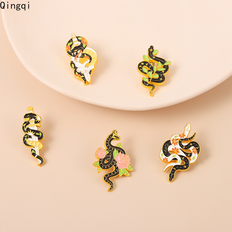 Ghim cài áo Miss Zoe hình rắn sang trọng