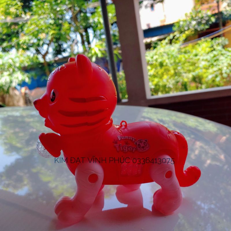 Đồ chơi hổ chạy pin có đèn sáng , có nhạc , đồ chơi cho bé đồng giá . có kèm dây để các bé dắt