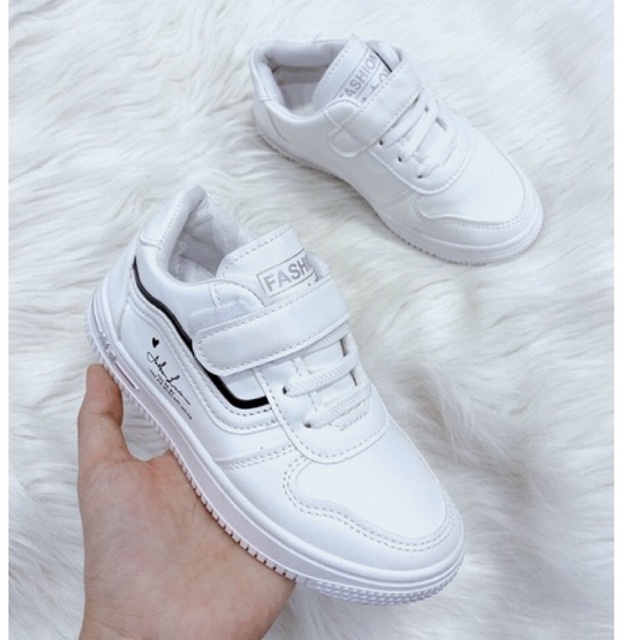 Giày thể thao bé trai gái màu trắng viền đen size 32-37