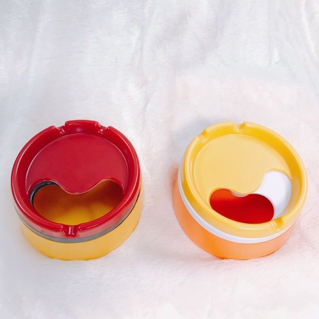 Gạt tàn thuốc lá  có nắp soay