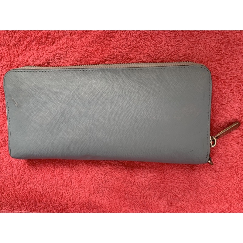 Ví chuẩn si. Ví có lỗi sờn màu  xíu và kim loại hơi gỉ. Khách vui lòng xem kỹ hình. khg áp dụng hoàn hàng cho sp này nhé