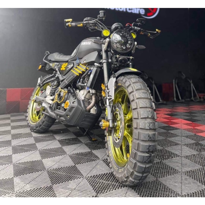 ốp hộp điện 2 bên hông gần bình xăng cho yamaha Xsr155