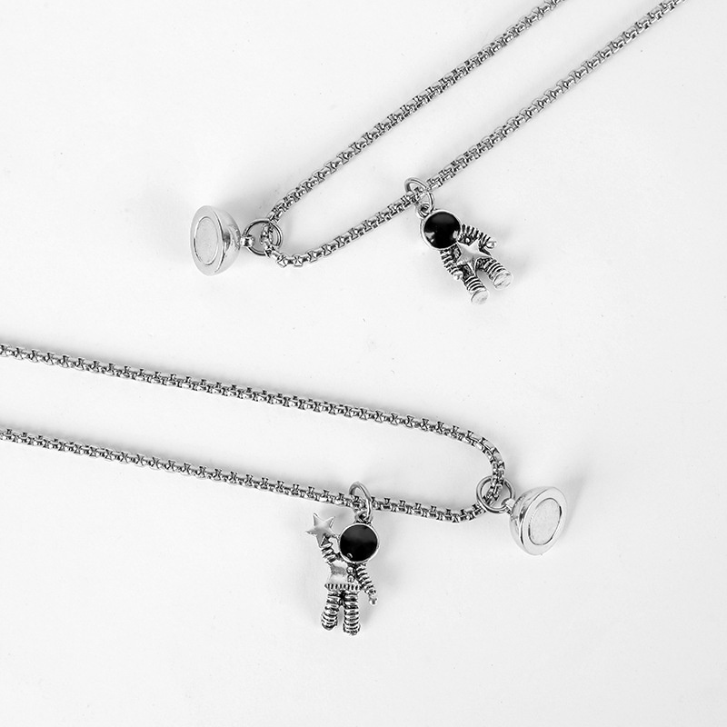 Set 2 Vòng cổ Mặt Hình Phi Hành Gia Có Từ Tính Thiết Kế Đơn Giản Thanh Lịch Cho Cặp Đôi