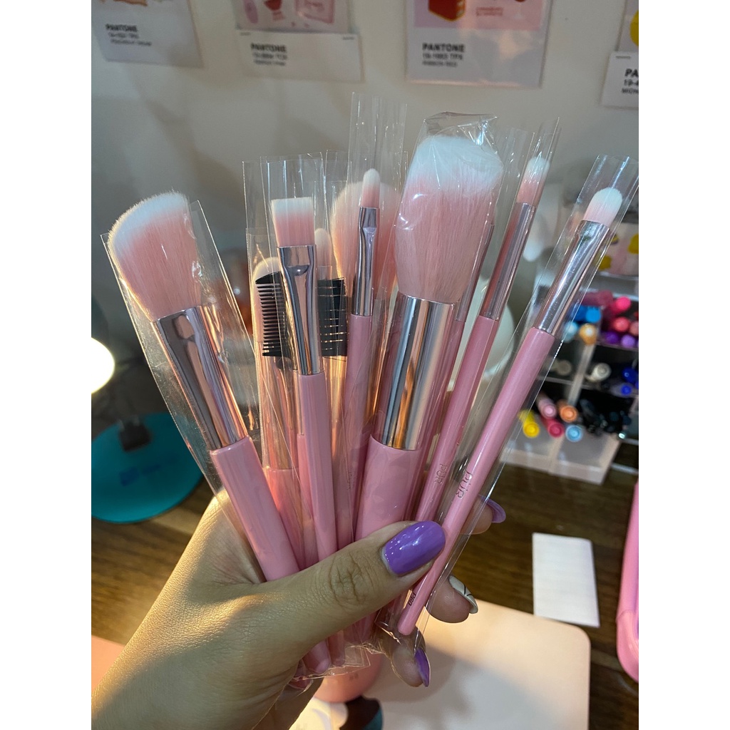 BỘ CỌ TRANG ĐIỂM 12 CÂY SIGNATURE TRAVEL ESSENTIALS 12 PIÊC CRUELTY FREE BRUSH SET WITH CUP CHÍNH HÃNG - 9403