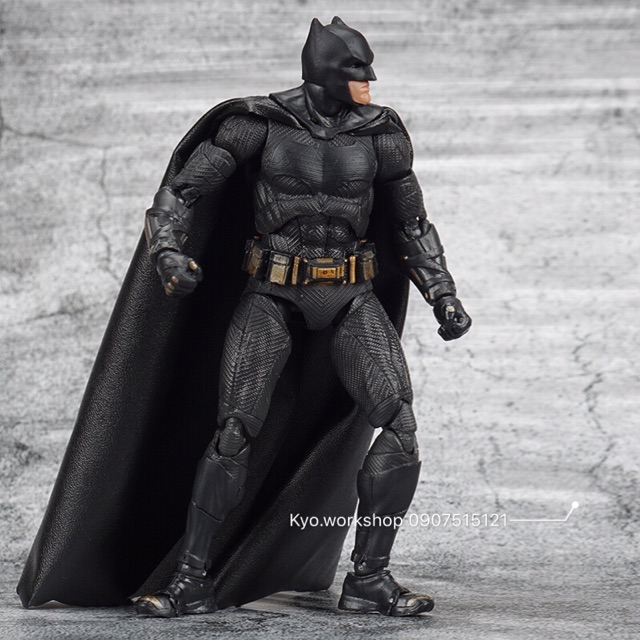 Mô hình Action Figure MAFEX Batman Justice League No.056 có giá đỡ