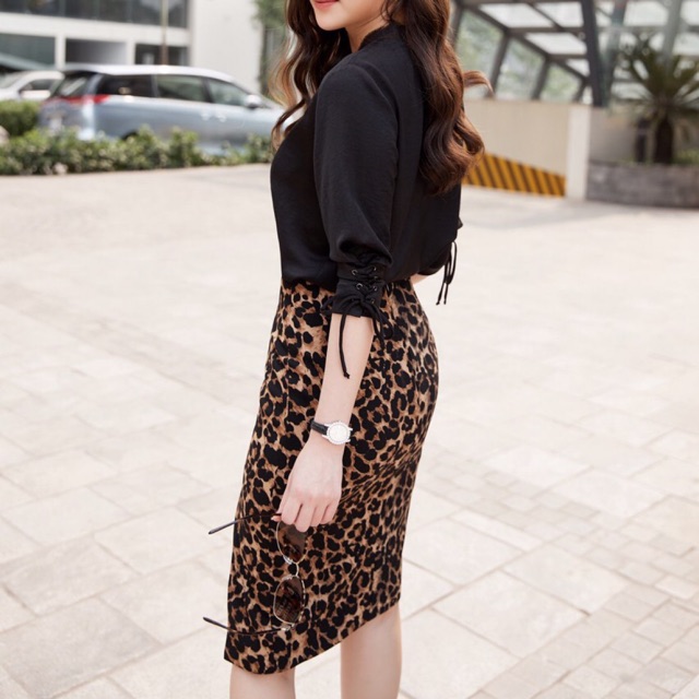 Chân váy bút chì hoạ tiết báo