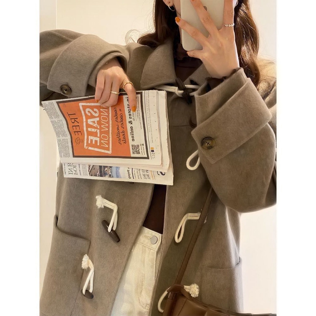The girl's coat is autumn and winter style, the Korean version is loose and thin, the horn buckle is small, and the coat is medium and long.