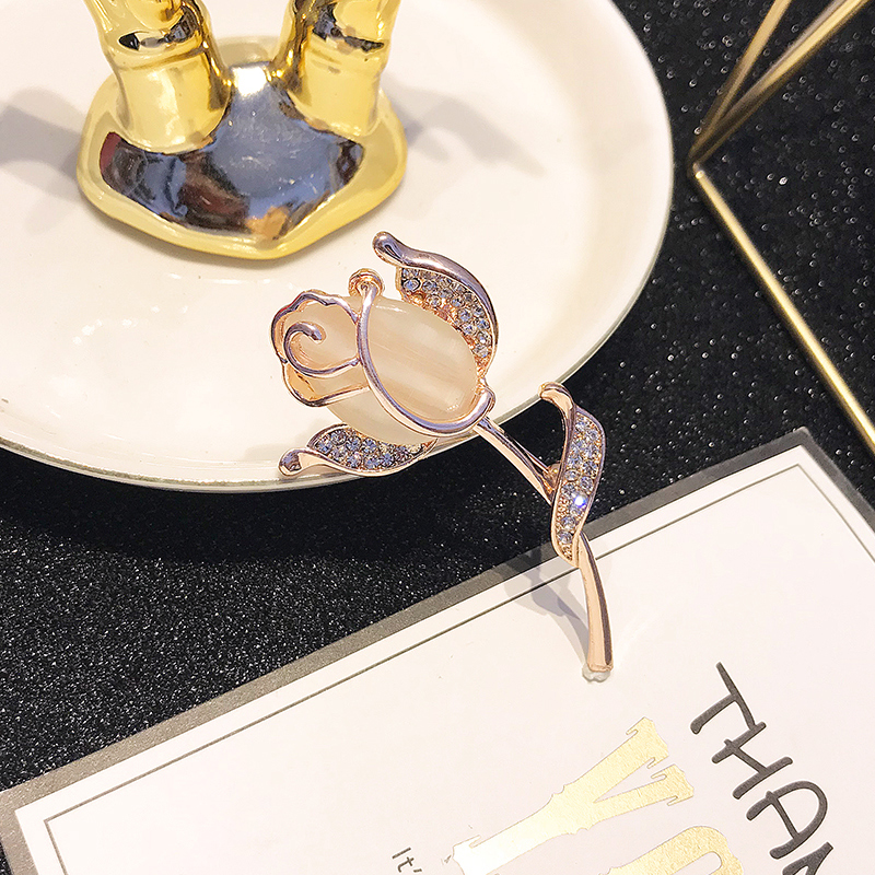 Ghim cài áo phong cách cổ điển sang trọng