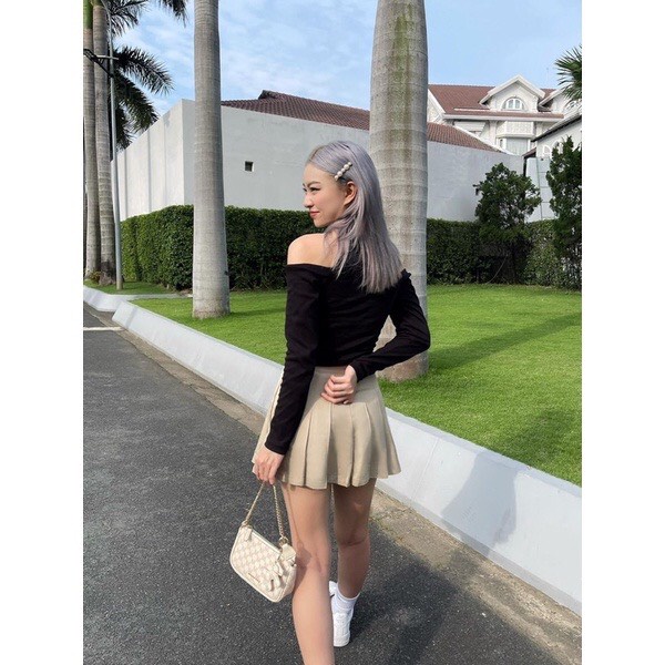 Áo Thun Kiểu Nữ Croptop Tay Dài Khoét Hở Vai Cổ Trụ Cài Nút