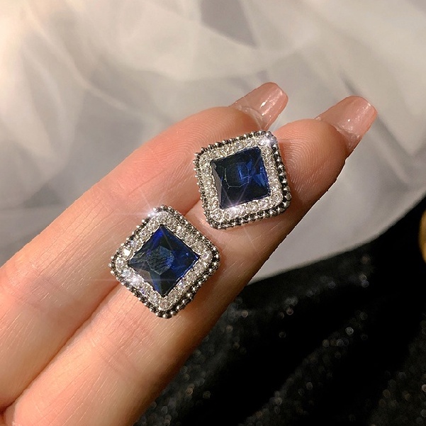 Khuyên tai đính đá xanh dương thời trang