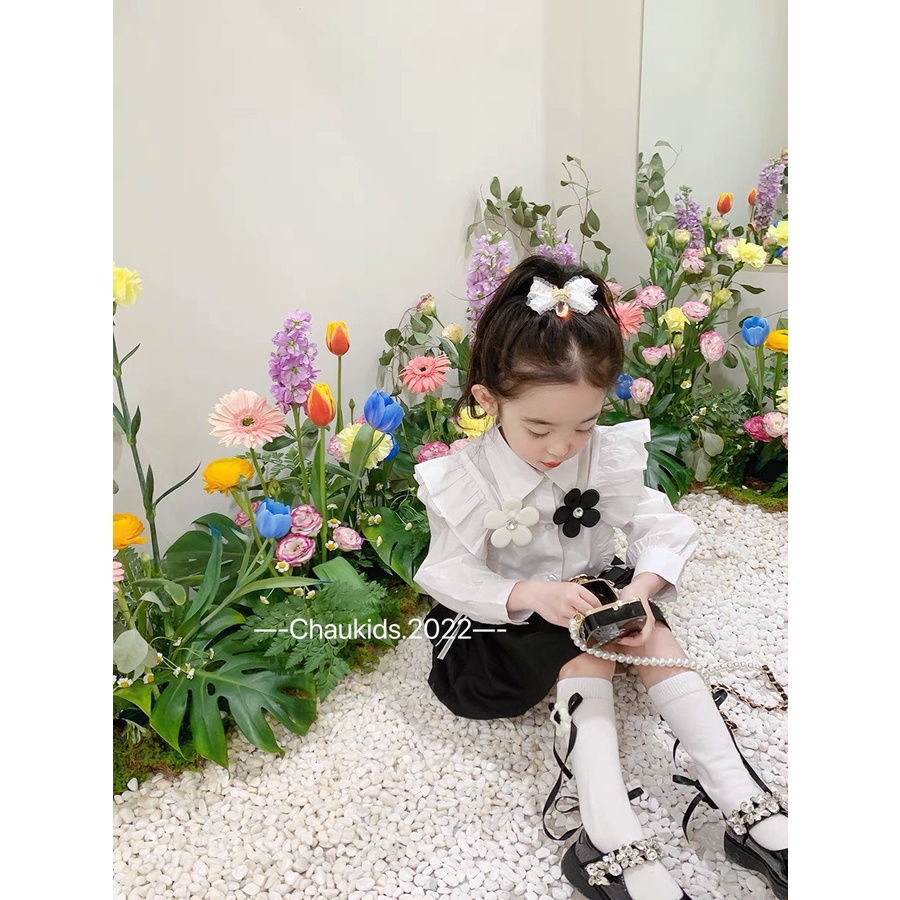 Sét váy cho bé gái, set áo sơ mi trắng tay bèo gắn 2 hoa thật trước ngực kèm chân váy xếp ly( có lớp lót) cho bé