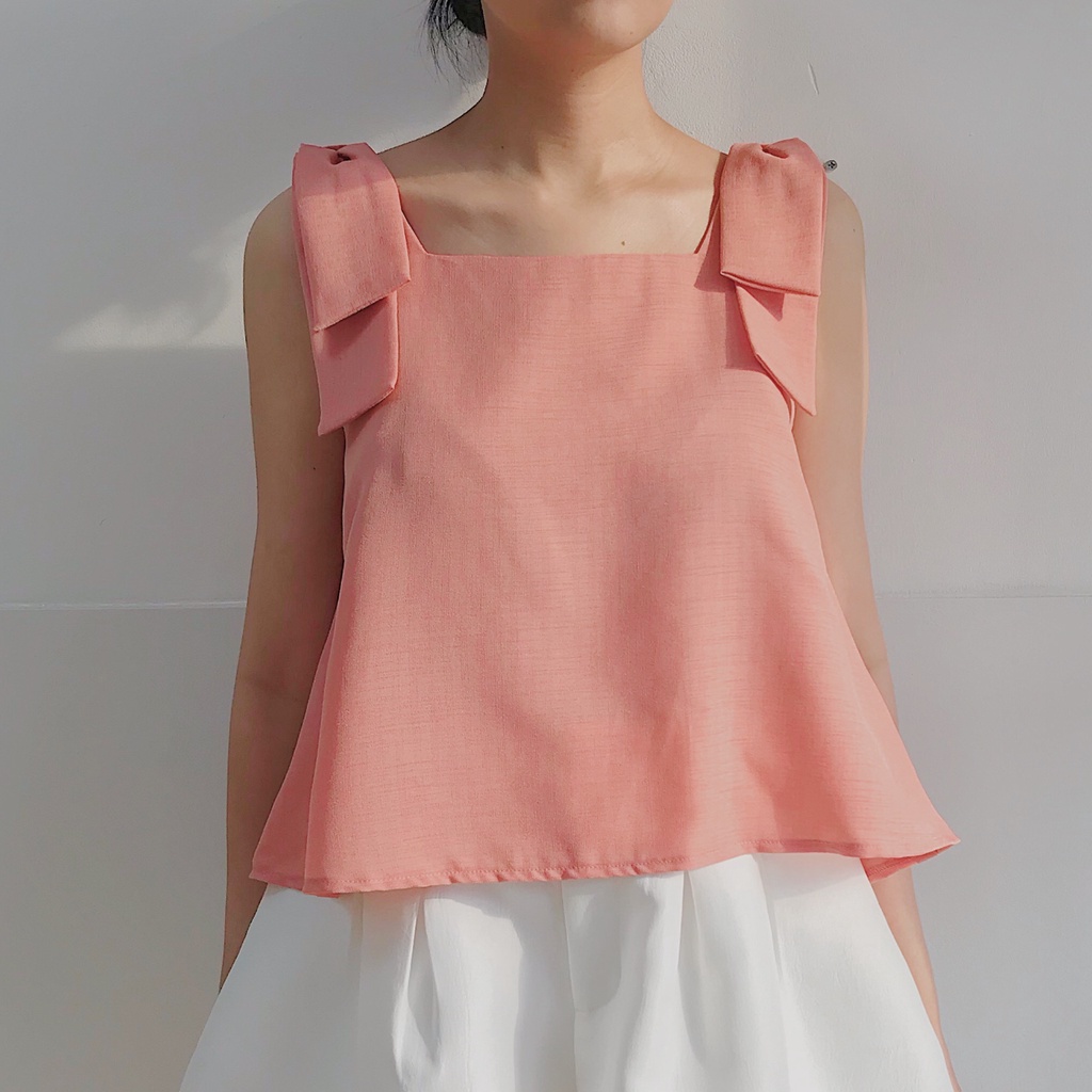 KIOBI – Áo kiểu Hebe W Bow form suông rộng, cổ vuông sát nách, nơ bản lớn đính trên vai, vải linen gân hồng - KIA2181H