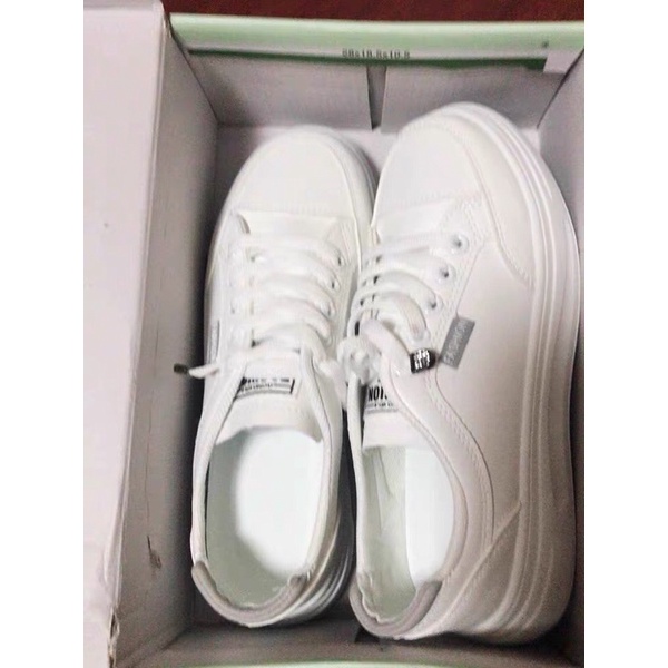 Giày Thể Thao Trắng TỪ MỘNG KHIÊT Trong Phim Bí Mật Nơi Góc Tối