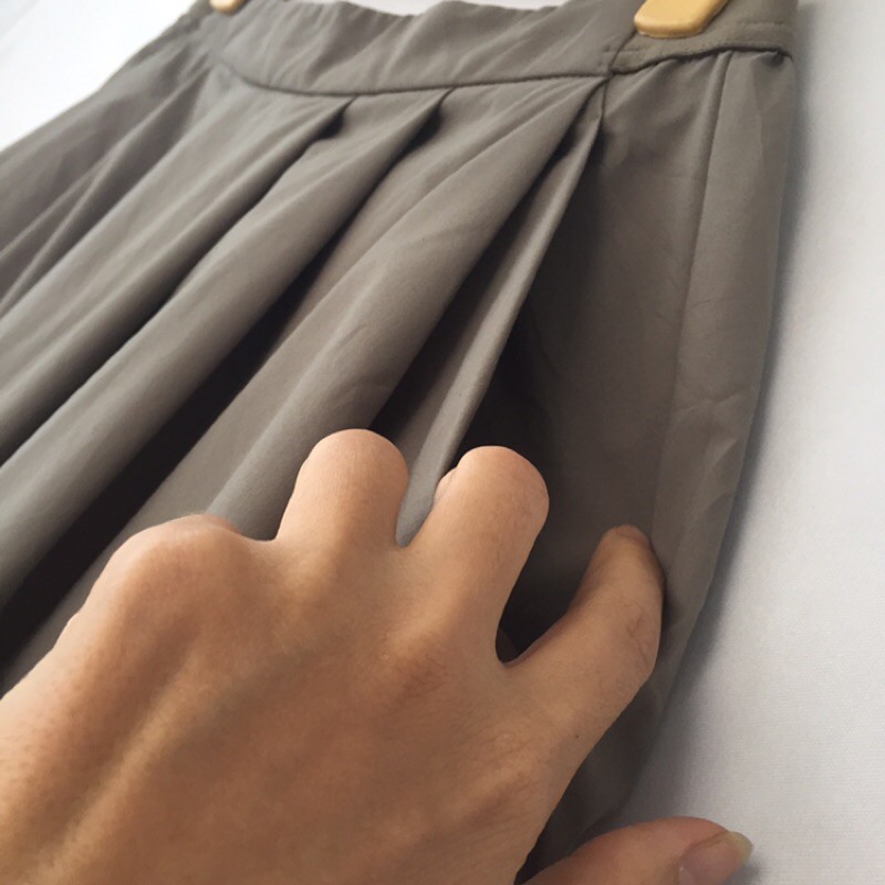 Chân váy Uni Qlo mới cen có túi | BigBuy360 - bigbuy360.vn