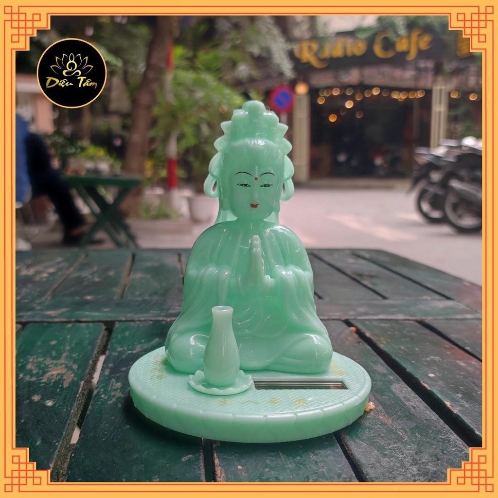 Tượng phật bà quan âm gật đầu, tượng trang trí ô tô để taplo như chú tiểu gõ mõ tụng kinh Diệu Tâm